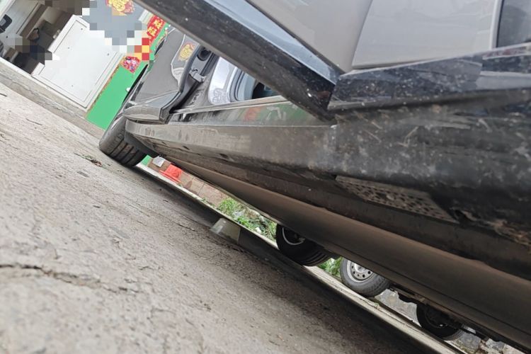 Used Xiaomi Auto YU7 2025 Ultra-Long Range Rear-Wheel Drive Version Right Side Sill