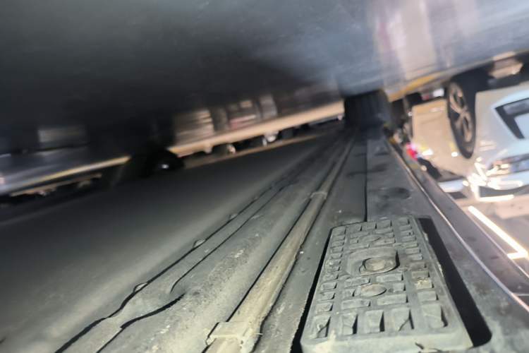 Used Xiaomi Auto YU7 2025 Ultra-Long Range High-Performance All-Wheel-Drive Max Edition Right Side Sill