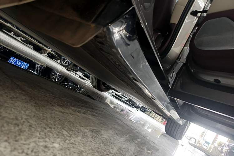 Used Xiaomi Auto YU7 2025 Ultra-Long Range Rear-Wheel Drive Version Right Side Sill