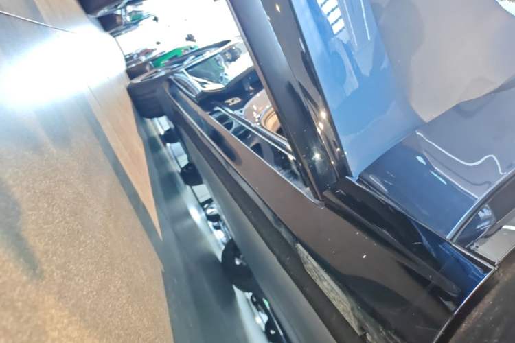 Used Xiaomi Auto YU7 2025 Ultra-Long Range Rear-Wheel Drive Version Right Side Sill
