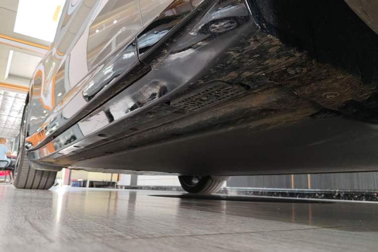 Used Xiaomi Auto YU7 2025 Ultra-Long Range High-Performance All-Wheel-Drive Max Edition Right Side Sill