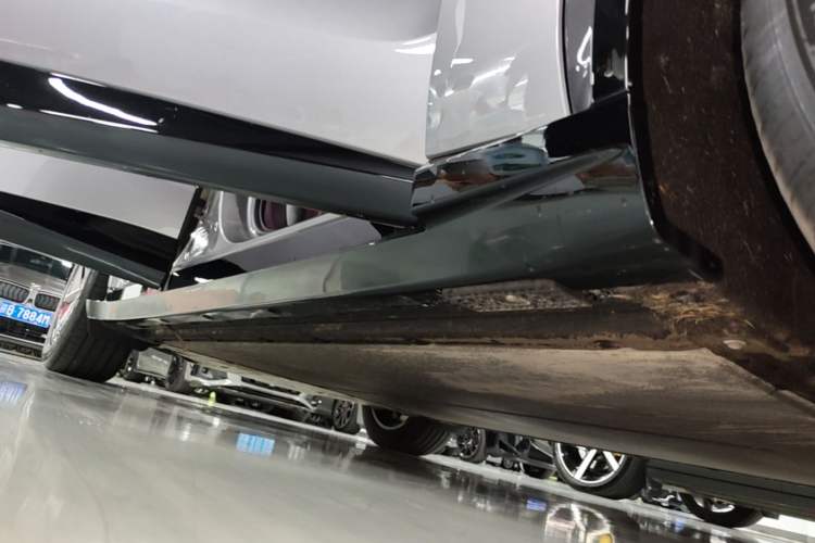 Used Xiaomi Auto YU7 2025 Ultra-Long Range Rear-Wheel Drive Version Right Side Sill