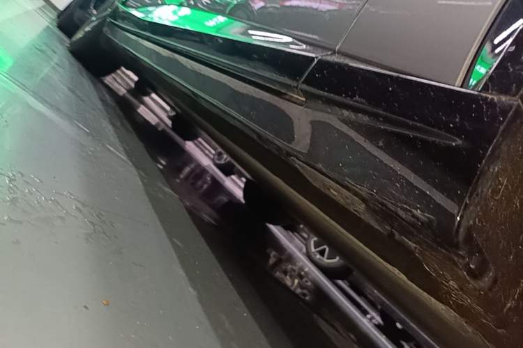 Used Xiaomi Auto YU7 2025 Ultra-Long Range Rear-Wheel Drive Version Right Side Sill
