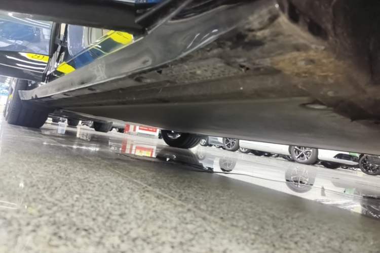 Used Xiaomi Auto YU7 2025 Ultra-Long Range High-Performance All-Wheel-Drive Max Edition Right Side Sill