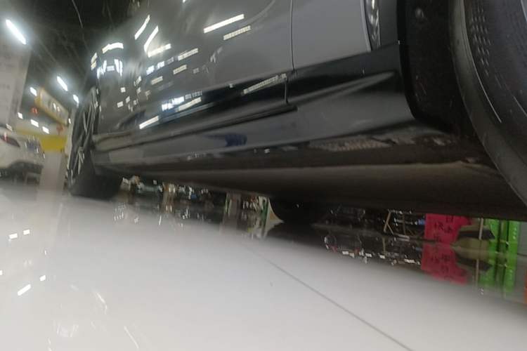 Used Xiaomi Auto YU7 2025 Ultra-Long Range Rear-Wheel Drive Version Right Side Sill