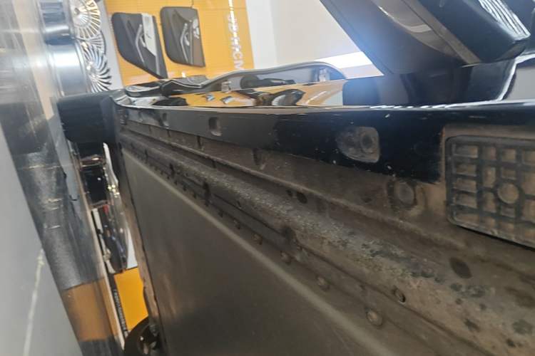 Used Xiaomi Auto YU7 2025 Ultra-Long Range All-Wheel Drive Pro Version Right Side Sill