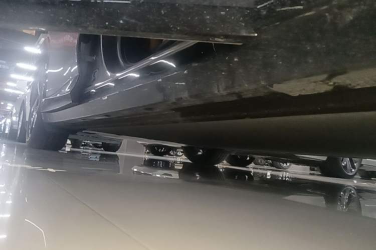 Used Xiaomi Auto YU7 2025 Ultra-Long Range High-Performance All-Wheel-Drive Max Edition Right Side Sill