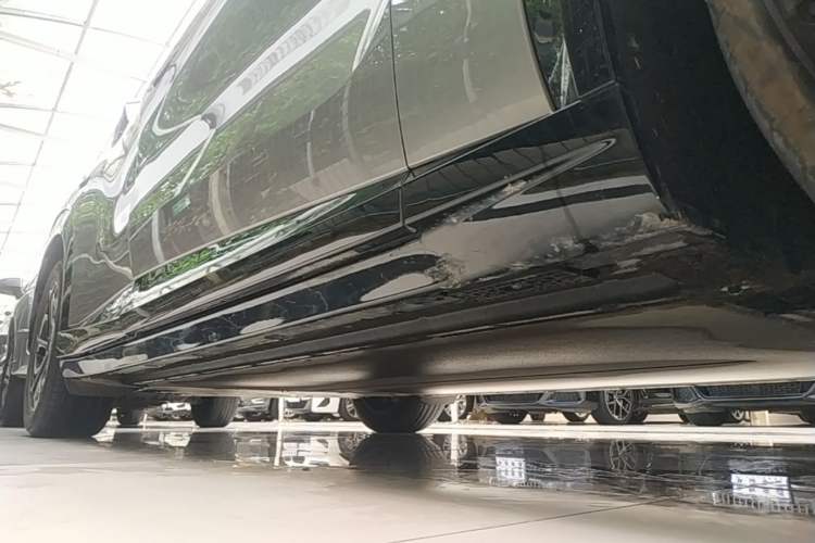 Used Xiaomi Auto YU7 2025 Ultra-Long Range Rear-Wheel Drive Version Right Side Sill