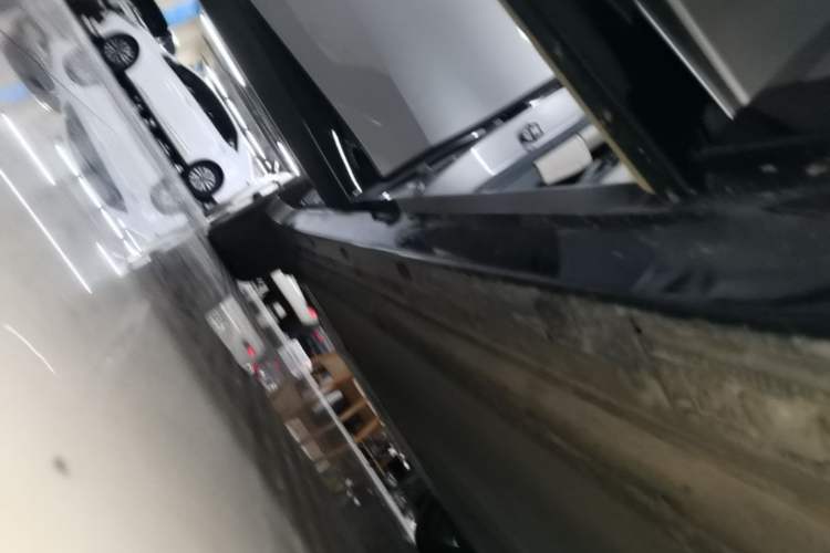 Used Xiaomi Auto YU7 2025 Ultra-Long Range Rear-Wheel Drive Version Right Side Sill