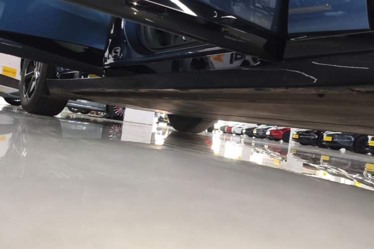 Used Xiaomi Auto YU7 2025 Ultra-Long Range Rear-Wheel Drive Version Right Side Sill