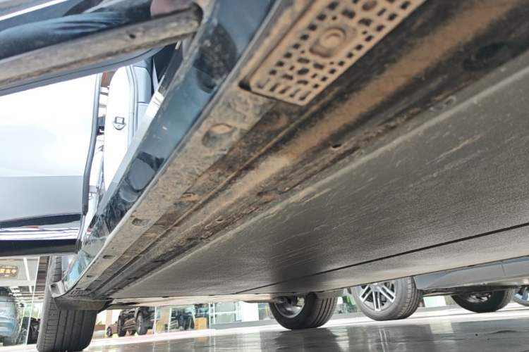 Used Xiaomi Auto YU7 2025 Ultra-Long Range All-Wheel Drive Pro Version Right Side Sill