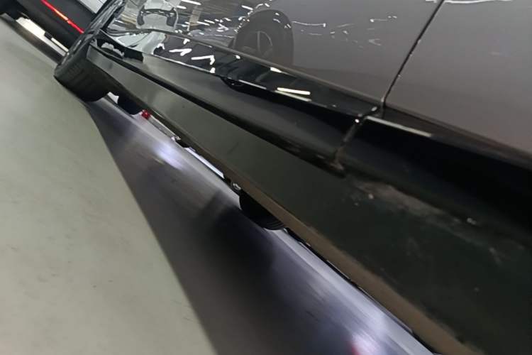 Used Xiaomi Auto YU7 2025 Ultra-Long Range High-Performance All-Wheel-Drive Max Edition Right Side Sill