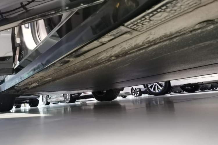 Used Xiaomi Auto YU7 2025 Ultra-Long Range Rear-Wheel Drive Version Right Side Sill