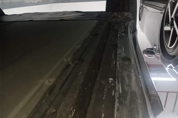 Used Xiaomi Auto YU7 2025 Ultra-Long Range Rear-Wheel Drive Version Right Side Sill