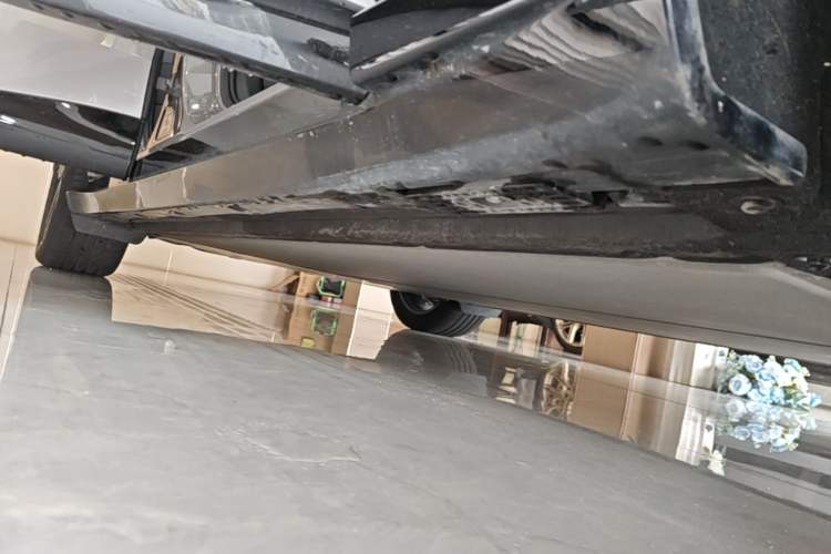 Used Xiaomi Auto YU7 2025 Ultra-Long Range Rear-Wheel Drive Version Right Side Sill