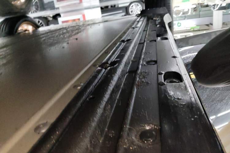 Used Xiaomi Auto YU7 2025 Ultra-Long Range Rear-Wheel Drive Version Right Side Sill
