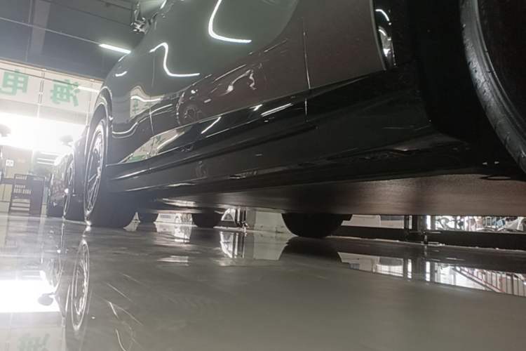 Used Xiaomi Auto YU7 2025 Ultra-Long Range Rear-Wheel Drive Version Right Side Sill