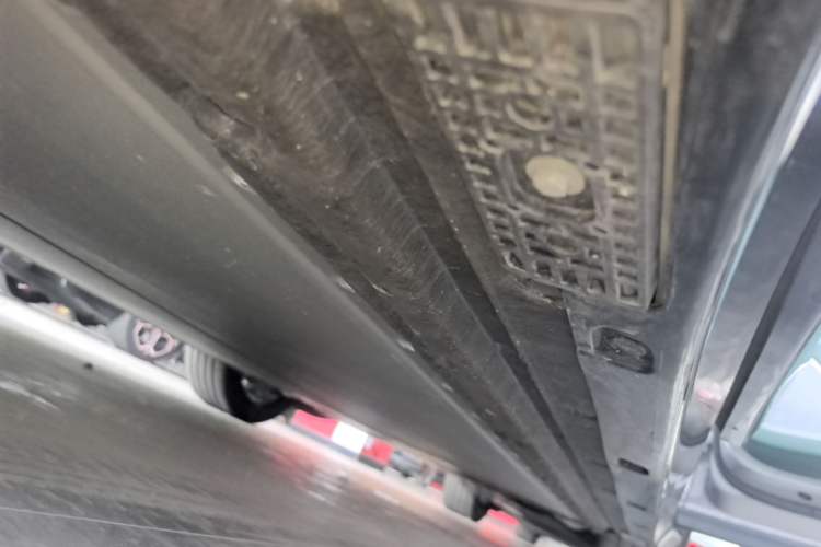 Used Xiaomi Auto YU7 2025 Ultra-Long Range All-Wheel Drive Pro Version Right Side Sill