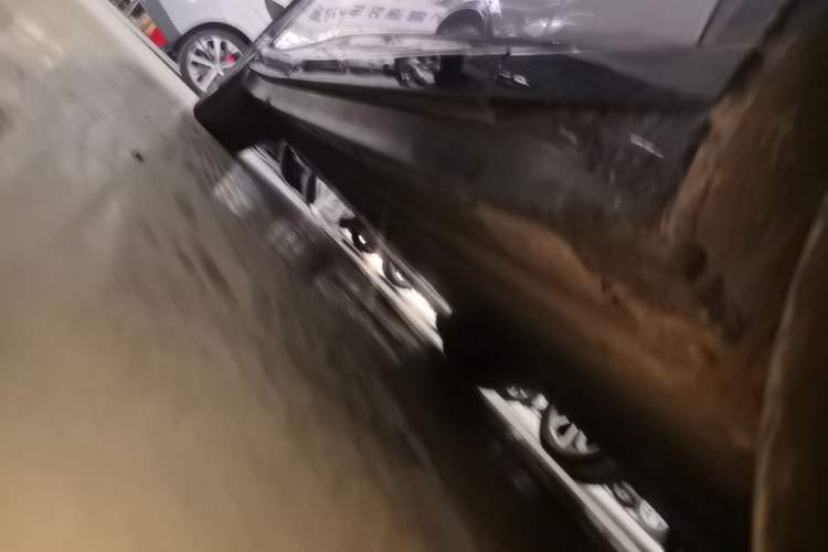 Used Xiaomi Auto YU7 2025 Ultra-Long Range Rear-Wheel Drive Version Right Side Sill
