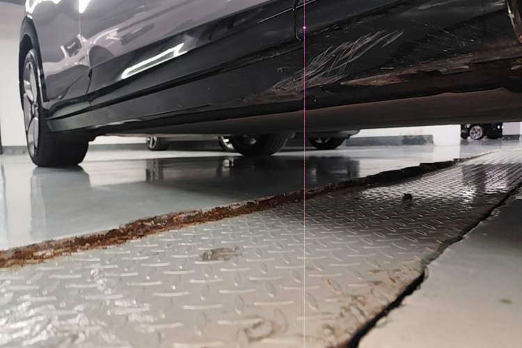 Used Xiaomi Auto YU7 2025 Ultra-Long Range All-Wheel Drive Pro Version Right Side Sill