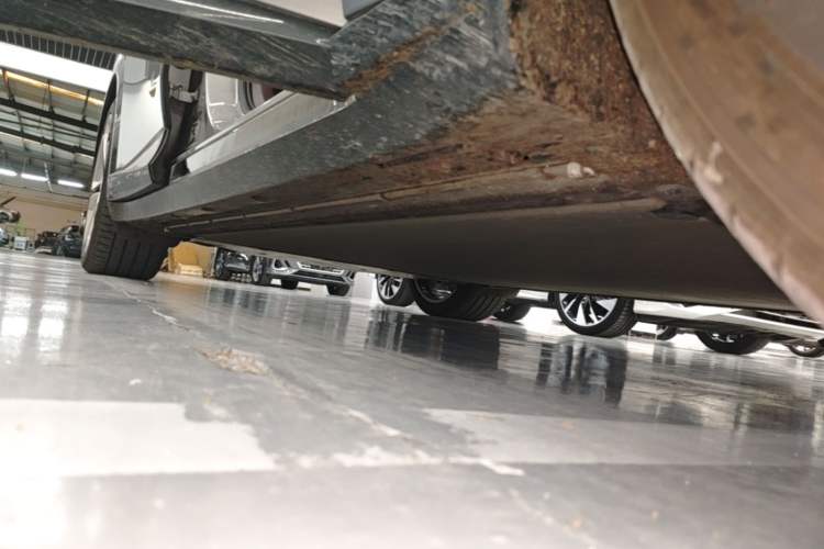 Used Xiaomi Auto YU7 2025 Ultra-Long Range High-Performance All-Wheel-Drive Max Edition Right Side Sill