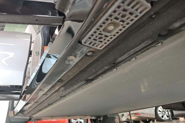 Used Xiaomi Auto YU7 2025 Ultra-Long Range High-Performance All-Wheel-Drive Max Edition Right Side Sill