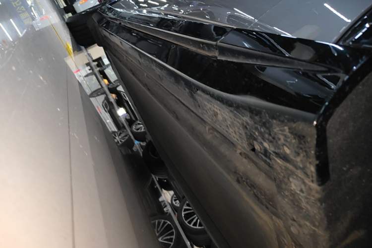 Used Xiaomi Auto YU7 2025 Ultra-Long Range Rear-Wheel Drive Version Right Side Sill