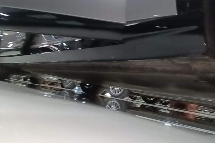 Used Xiaomi Auto YU7 2025 Ultra-Long Range All-Wheel Drive Pro Version Right Side Sill