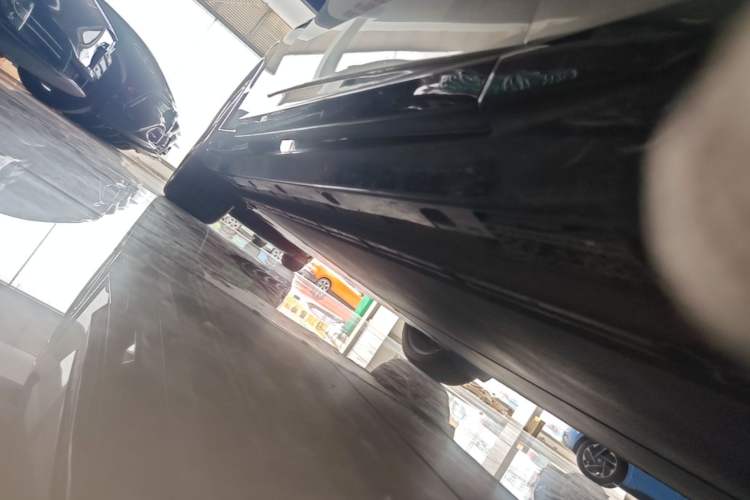 Used Xiaomi Auto YU7 2025 Ultra-Long Range All-Wheel Drive Pro Version Right Side Sill