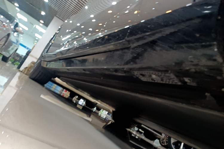 Used Xiaomi Auto YU7 2025 Ultra-Long Range Rear-Wheel Drive Version Right Side Sill