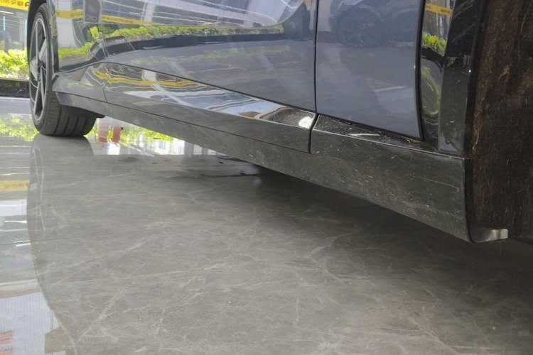 Used Xiaomi Auto YU7 2025 Ultra-Long Range High-Performance All-Wheel-Drive Max Edition Right Side Sill