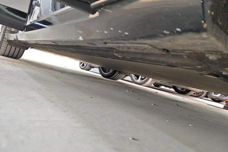 Used Xiaomi Auto YU7 2025 Ultra-Long Range High-Performance All-Wheel-Drive Max Edition Right Side Sill