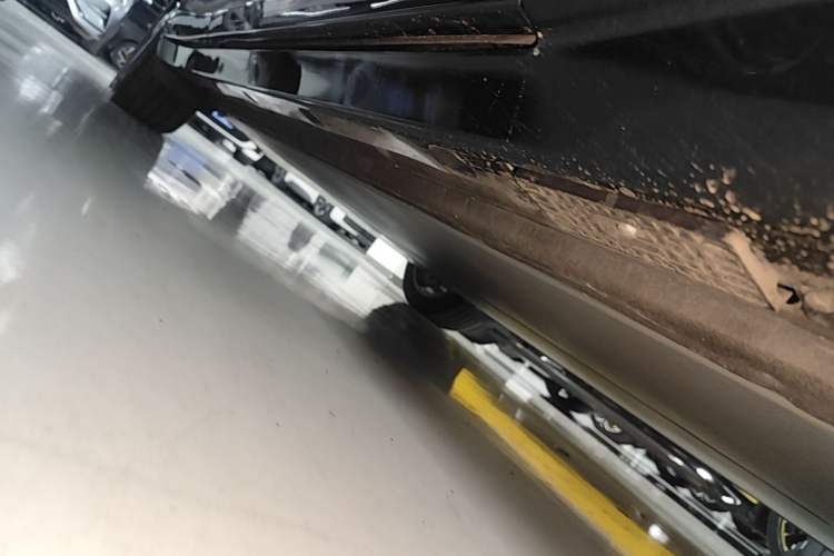 Used Xiaomi Auto YU7 2025 Ultra-Long Range Rear-Wheel Drive Version Right Side Sill