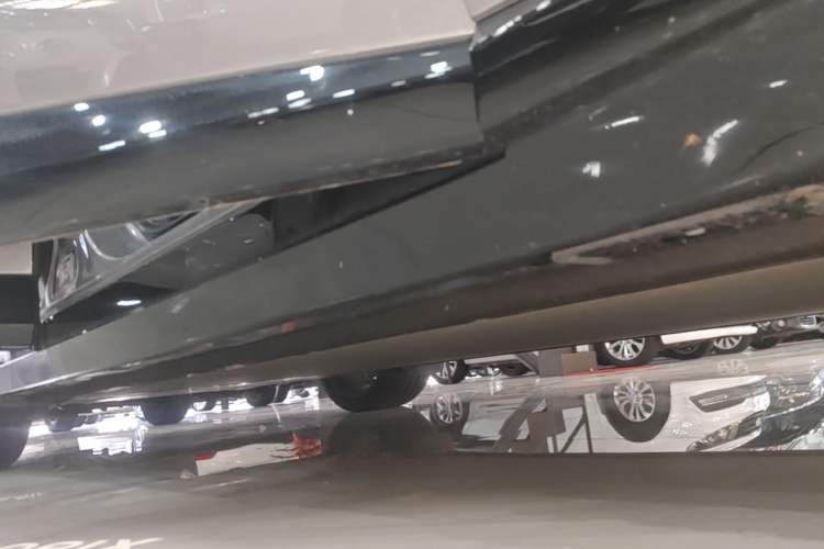 Used Xiaomi Auto YU7 2025 Ultra-Long Range High-Performance All-Wheel-Drive Max Edition Right Side Sill