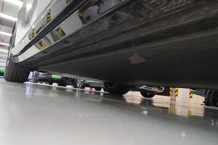 Used Xiaomi Auto YU7 2025 Ultra-Long Range Rear-Wheel Drive Version Right Side Sill