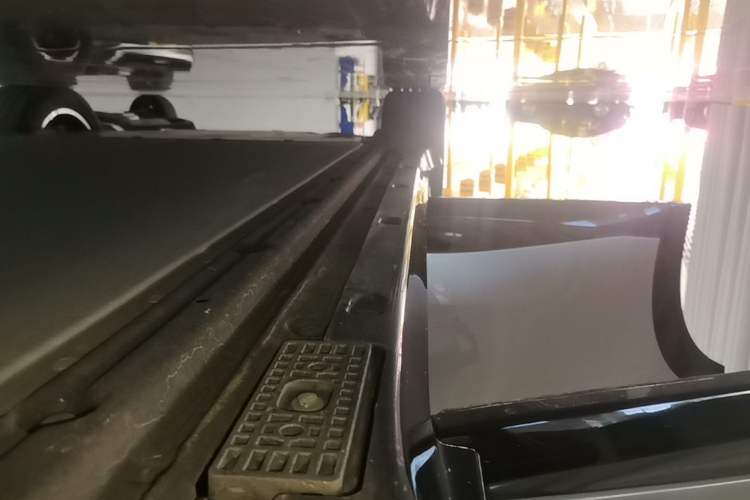 Used Xiaomi Auto YU7 2025 Ultra-Long Range Rear-Wheel Drive Version Right Side Sill