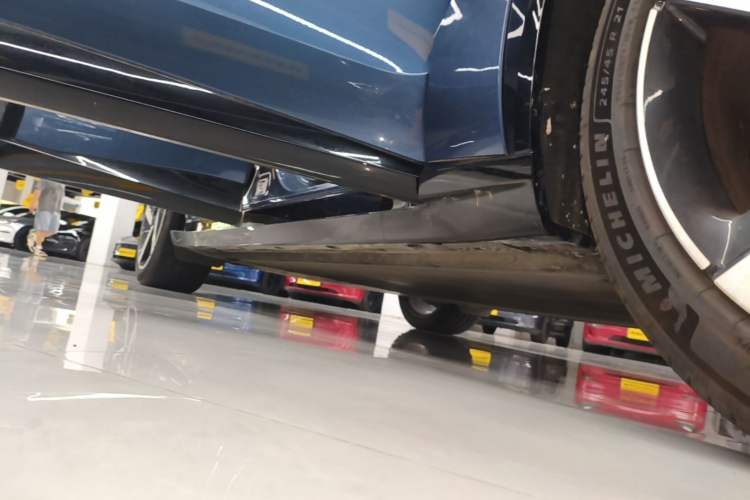 Used Xiaomi Auto YU7 2025 Ultra-Long Range High-Performance All-Wheel-Drive Max Edition Right Side Sill