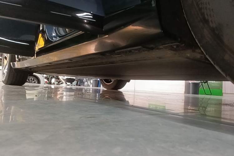 Used Xiaomi Auto YU7 2025 Ultra-Long Range Rear-Wheel Drive Version Right Side Sill