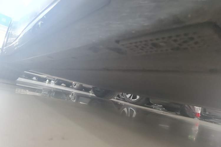 Used Xiaomi Auto YU7 2025 Ultra-Long Range High-Performance All-Wheel-Drive Max Edition Right Side Sill