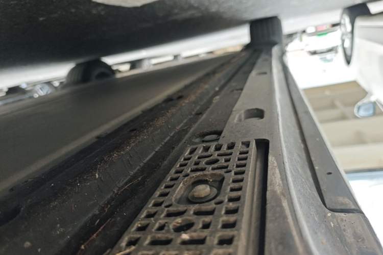 Used Xiaomi Auto YU7 2025 Ultra-Long Range Rear-Wheel Drive Version Right Side Sill