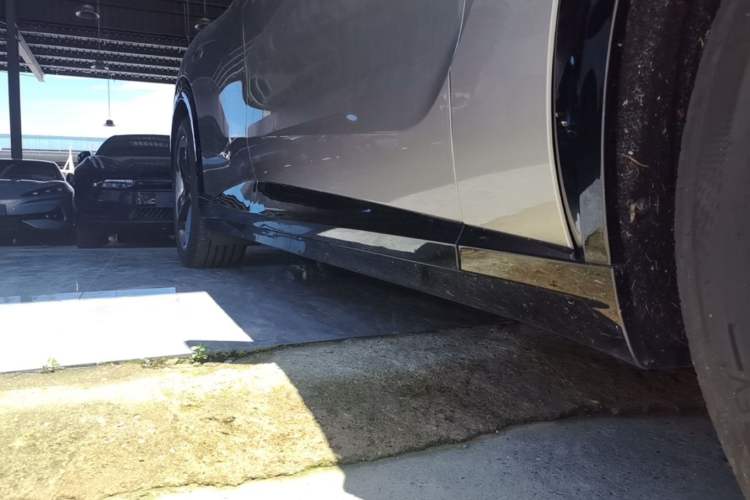 Used Xiaomi Auto YU7 2025 Ultra-Long Range High-Performance All-Wheel-Drive Max Edition Right Side Sill