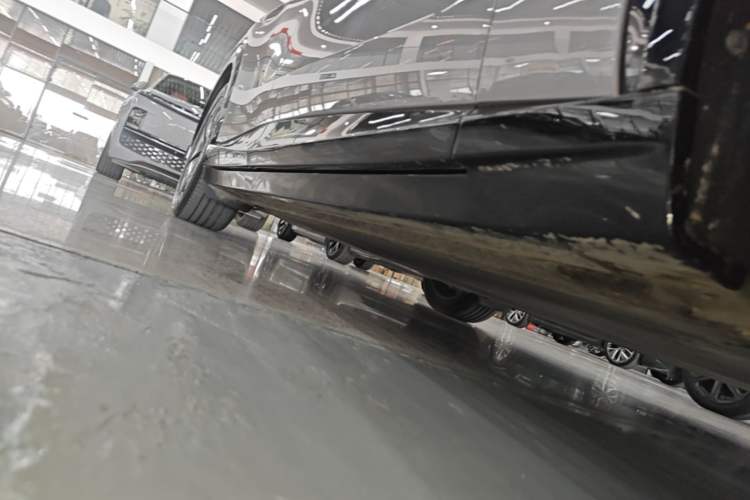 Used Xiaomi Auto YU7 2025 Ultra-Long Range All-Wheel Drive Pro Version Right Side Sill