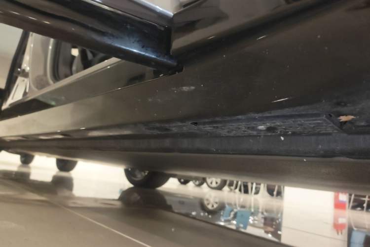 Used Xiaomi Auto YU7 2025 Ultra-Long Range Rear-Wheel Drive Version Right Side Sill