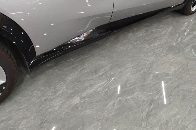 Used Xiaomi Auto YU7 2025 Ultra-Long Range High-Performance All-Wheel-Drive Max Edition Right Side Sill