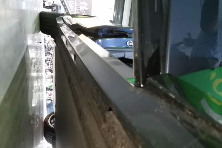 Used Xiaomi Auto YU7 2025 Ultra-Long Range High-Performance All-Wheel-Drive Max Edition Right Side Sill