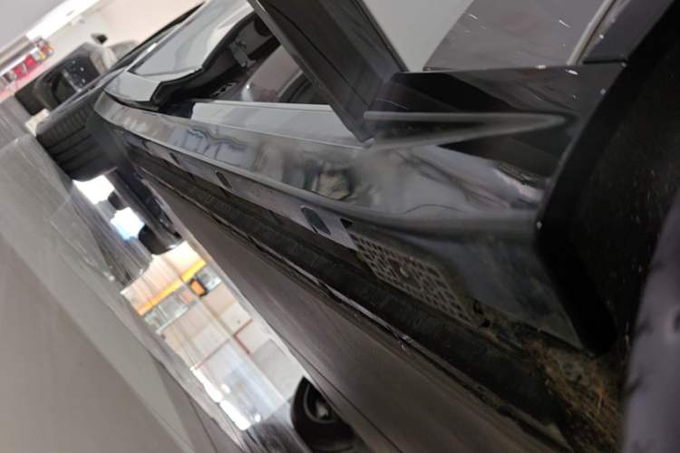 Used Xiaomi Auto YU7 2025 Ultra-Long Range Rear-Wheel Drive Version Right Side Sill
