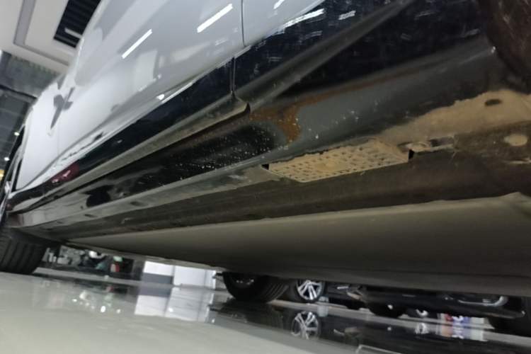 Used Xiaomi Auto YU7 2025 Ultra-Long Range Rear-Wheel Drive Version Right Side Sill