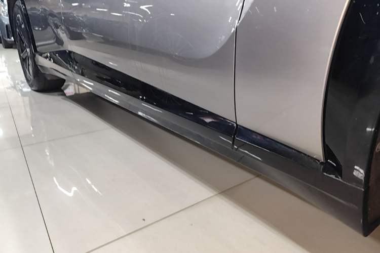 Used Xiaomi Auto YU7 2025 Ultra-Long Range All-Wheel Drive Pro Version Right Side Sill