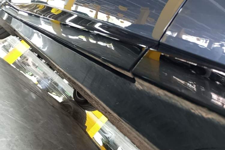 Used Xiaomi Auto YU7 2025 Ultra-Long Range High-Performance All-Wheel-Drive Max Edition Right Side Sill