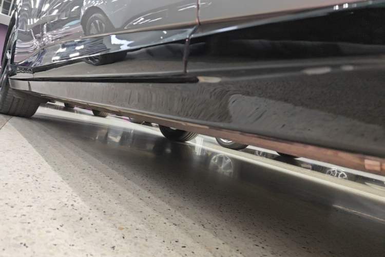 Used Xiaomi Auto YU7 2025 Ultra-Long Range Rear-Wheel Drive Version Right Side Sill